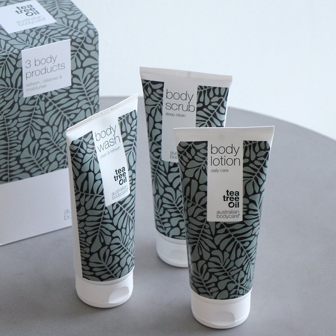 Drei Tuben Körperpflegeprodukte. Aufschrift: Body Wash, Body Scrub, Body Lotion. Marke: Australian Bodycare. Verpackung.