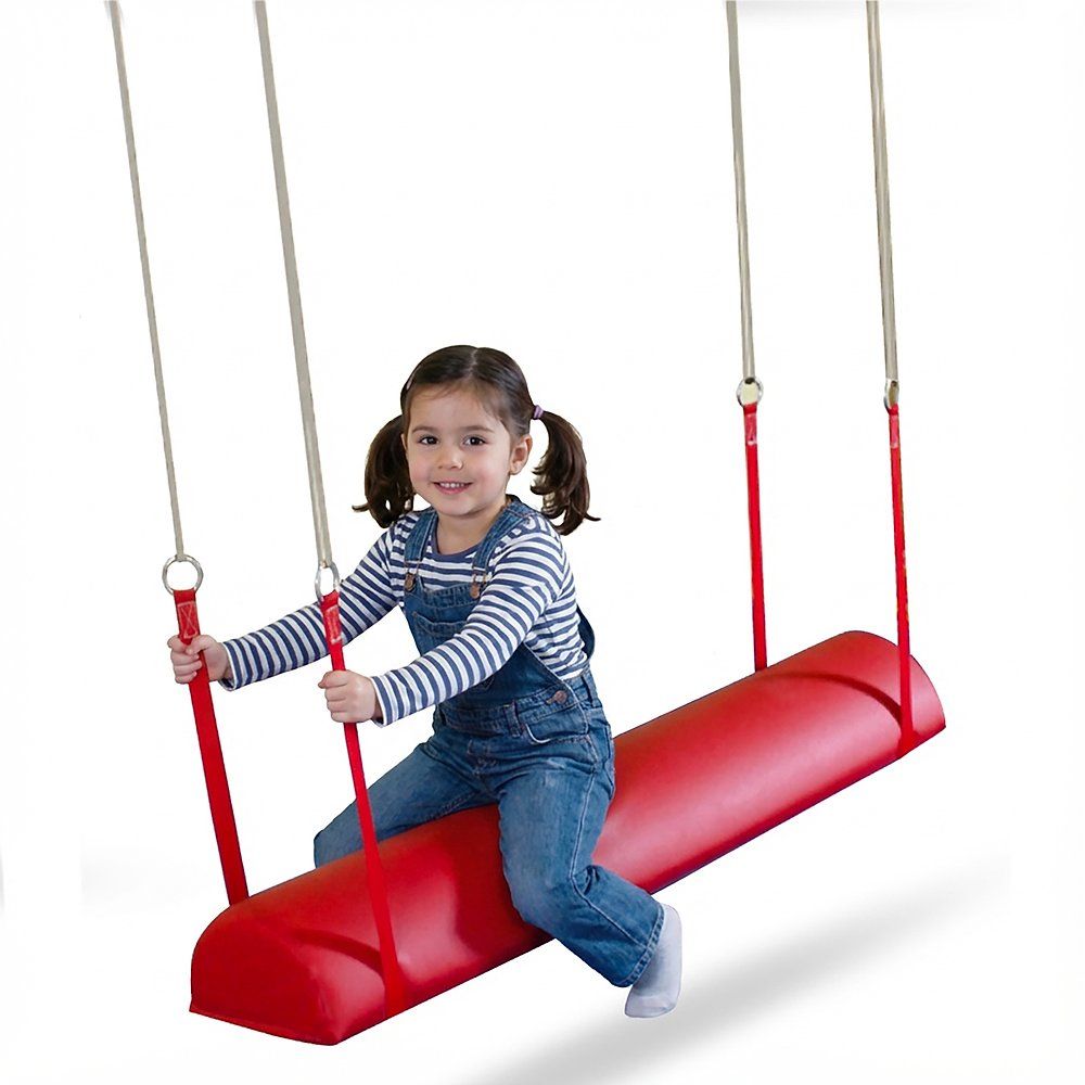 Rotes Reitsitz-Schaukel Pony. Kind sitzt darauf, hält sich an roten Bändern fest. Weiße Seile zur Aufhängung.