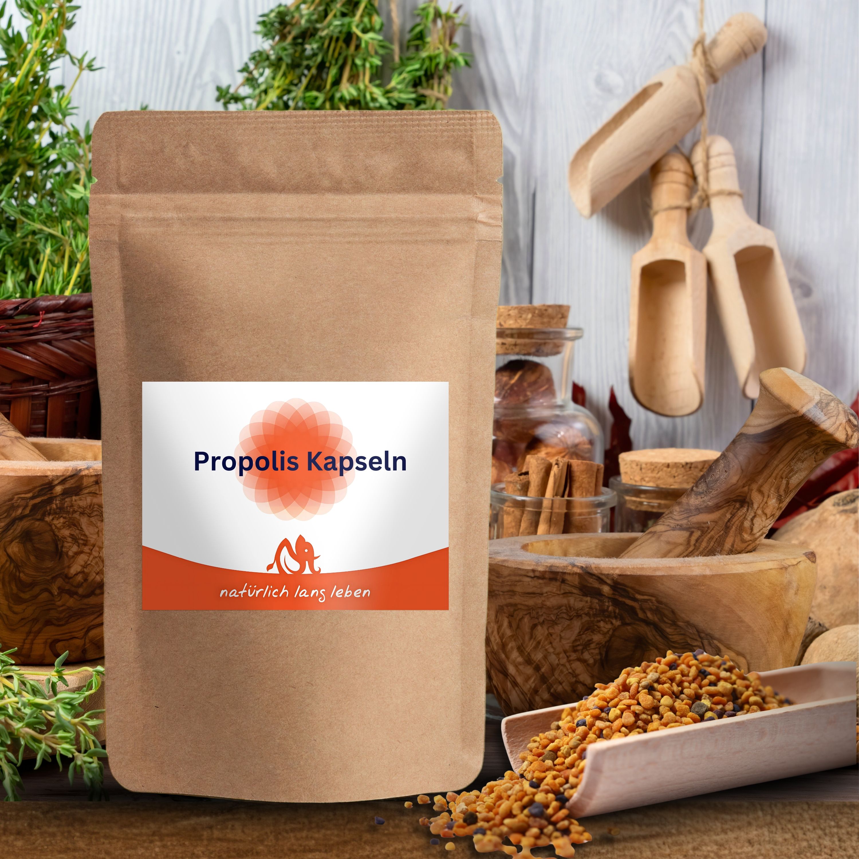 Braune Tüte mit Etikett. Aufschrift: Propolis Kapseln, natürlich lang leben. Logo mit orangefarbenem Kreis. Holzutensilien und Kräuter im Hintergrund.