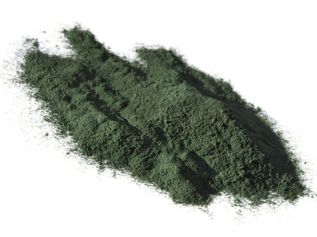 Haufen grünes Pulver auf weißem Hintergrund. Feine Textur, leicht körnig.