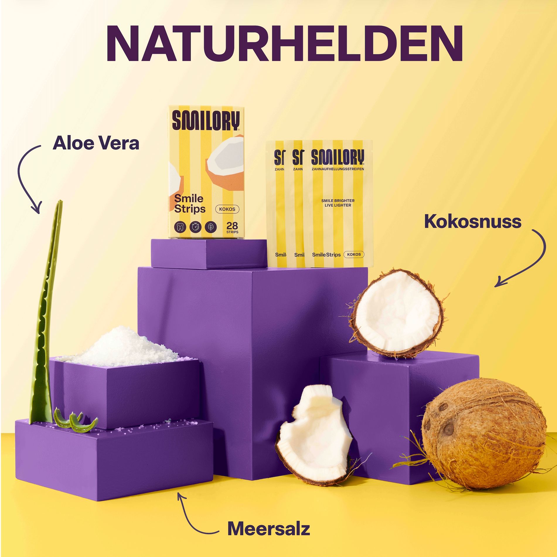 Produktpräsentation mit Smilory Smile Strips, Kokosnuss, Meersalz und Aloe Vera. Auf violetten Podesten. Naturhelden-Thema.