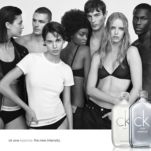 Werbebild mit Models. Zwei Parfümflaschen "ck one" neben Models. Text: ck one essence the new intensity.