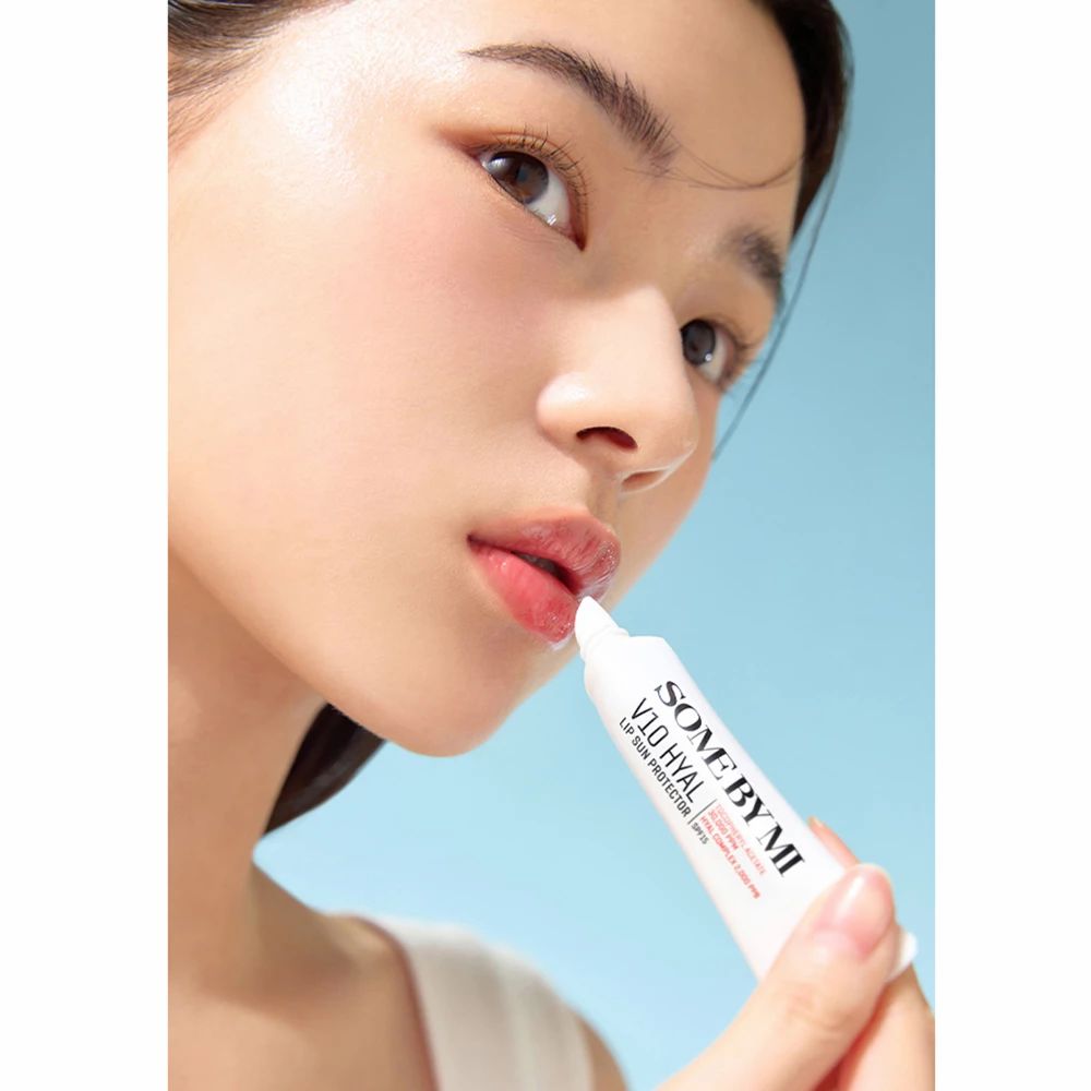 Person hält Lippenbalsam. Auf dem Balsam steht SOME BY MI V10 HYAL LIP SUN PROTECTOR.