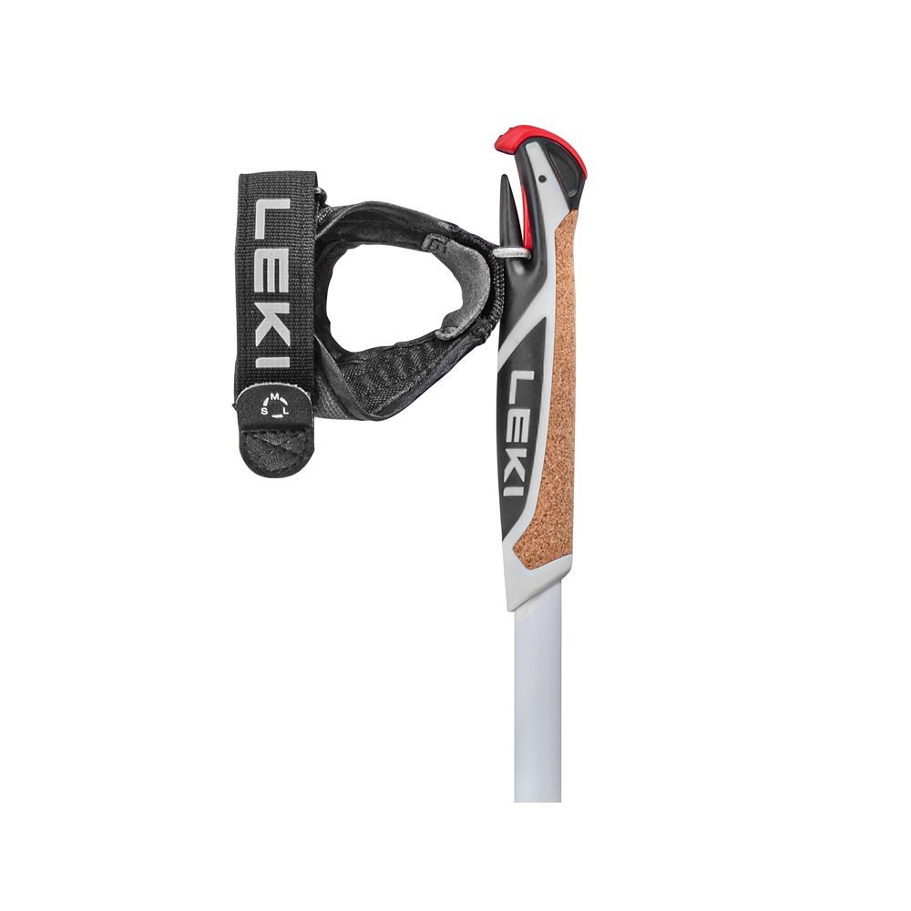 Nahaufnahme des Griffs eines Nordic Walking Stocks. Korkgriff, schwarze Schlaufe mit Leki-Logo. Roter Akzent. Weißer Schaft.