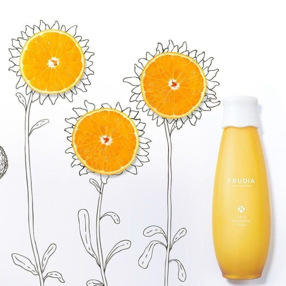 Gelbe Flasche mit weißem Deckel. Daneben Zeichnungen von Orangenblüten. Auf der Flasche steht Frudia Citrus Brightening Toner.