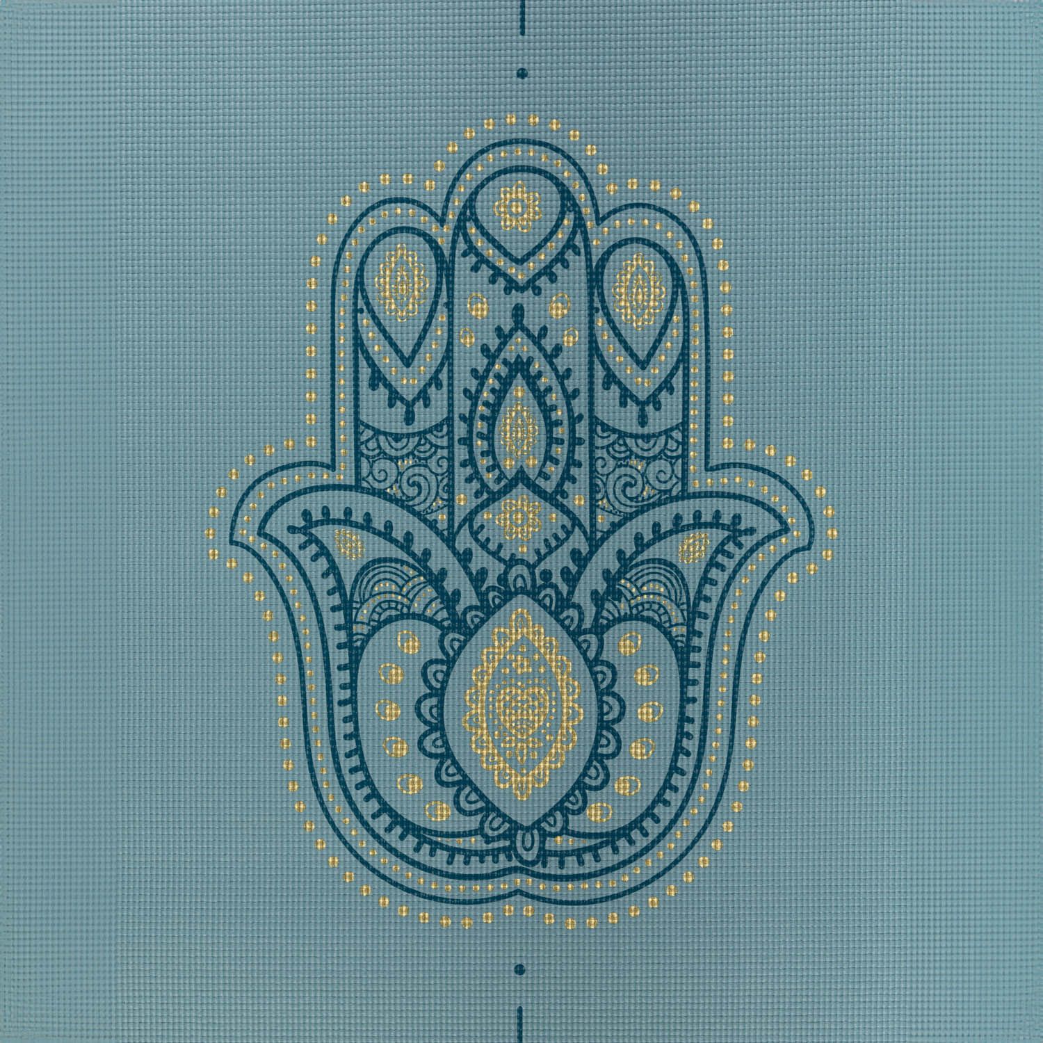 Nahaufnahme der Hamsa-Hand auf hellblauer Yogamatte. Goldfarbene Details, blaues Grundmuster.