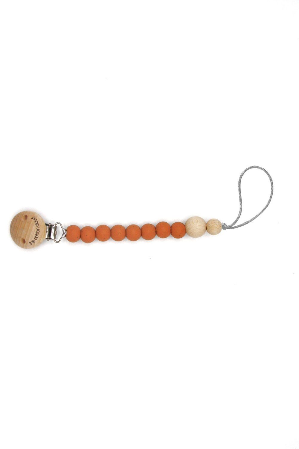 Schnullerkette mit Holzclip und karamellfarbenen Perlen. Graue Schnur mit Schlaufe. Holzclip mit Schriftzug.