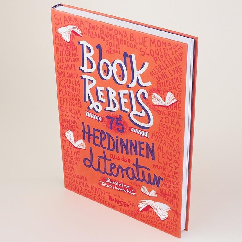 Buch mit orangefarbenem Einband. Titel: Book Rebels. Auf dem Cover: Titel, Buchheldinnen und Buchillustrationen. Buch steht schräg.