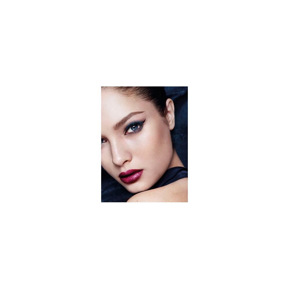 Nahaufnahme eines Gesichts mit Make-up. Dunkle Augen, dunkle Lippen. Dunkler Hintergrund.