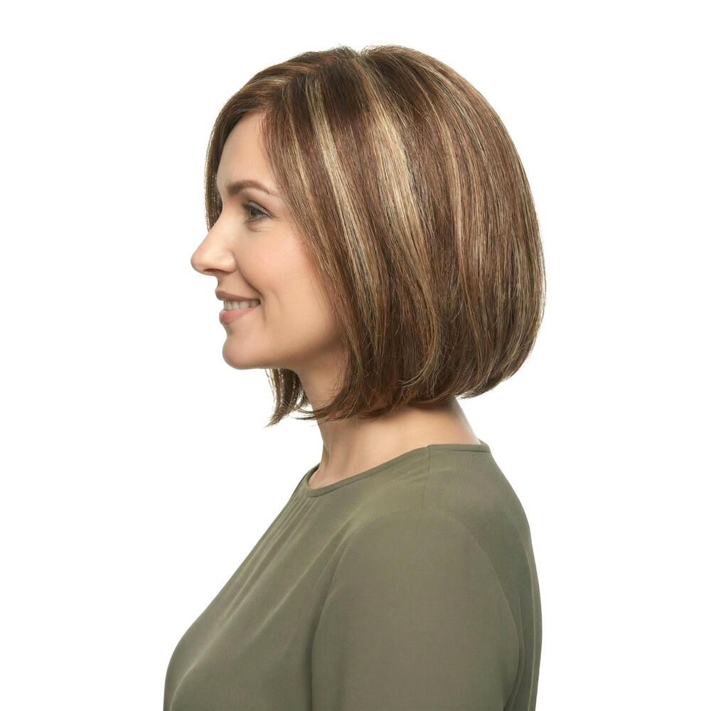 Frau mit brauner Perücke mit helleren Strähnen. Mittellange, glatte Frisur. Seitenansicht.
