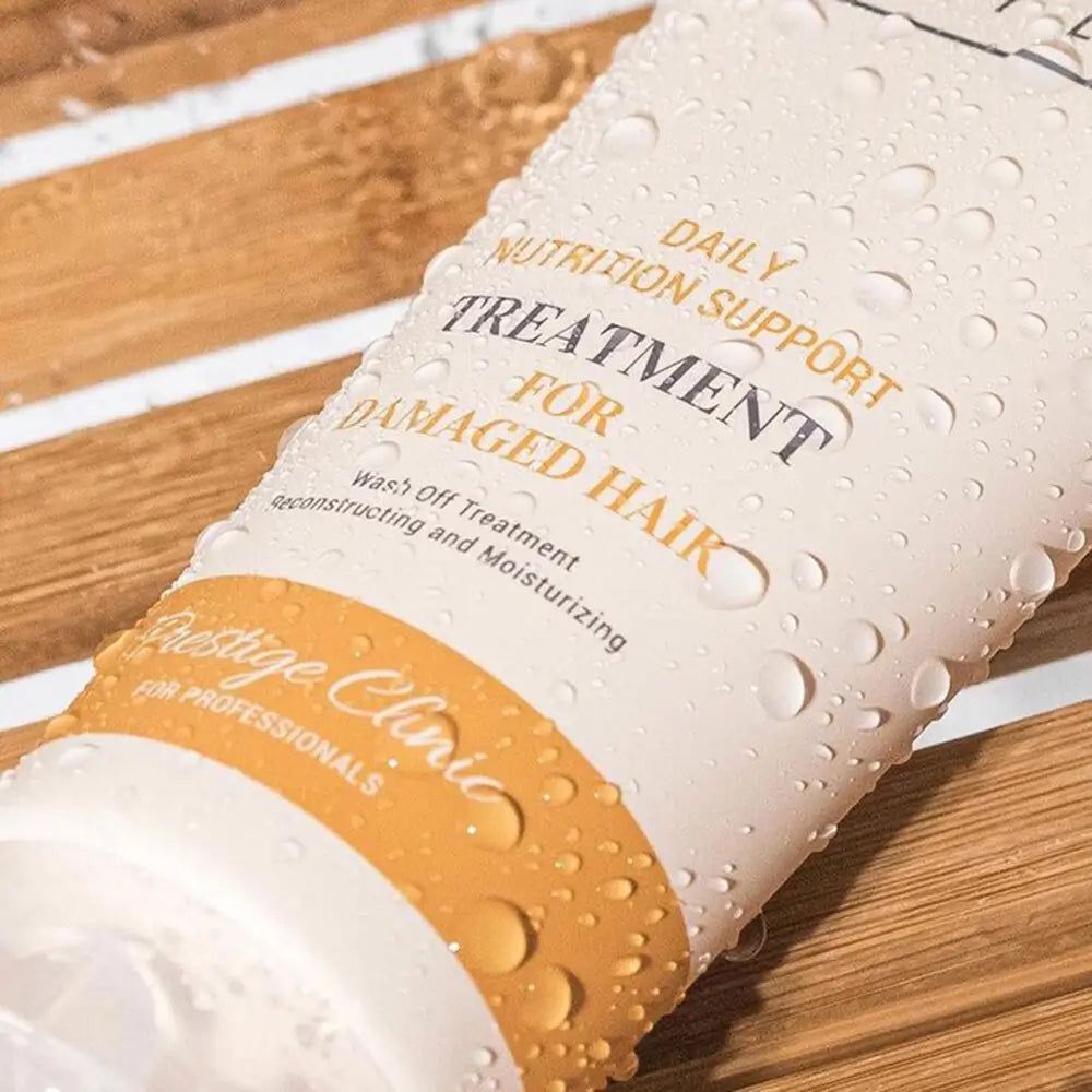 Creme-Tube mit Produktnamen und Text. Tropfen auf der Oberfläche. Auf Holzuntergrund.