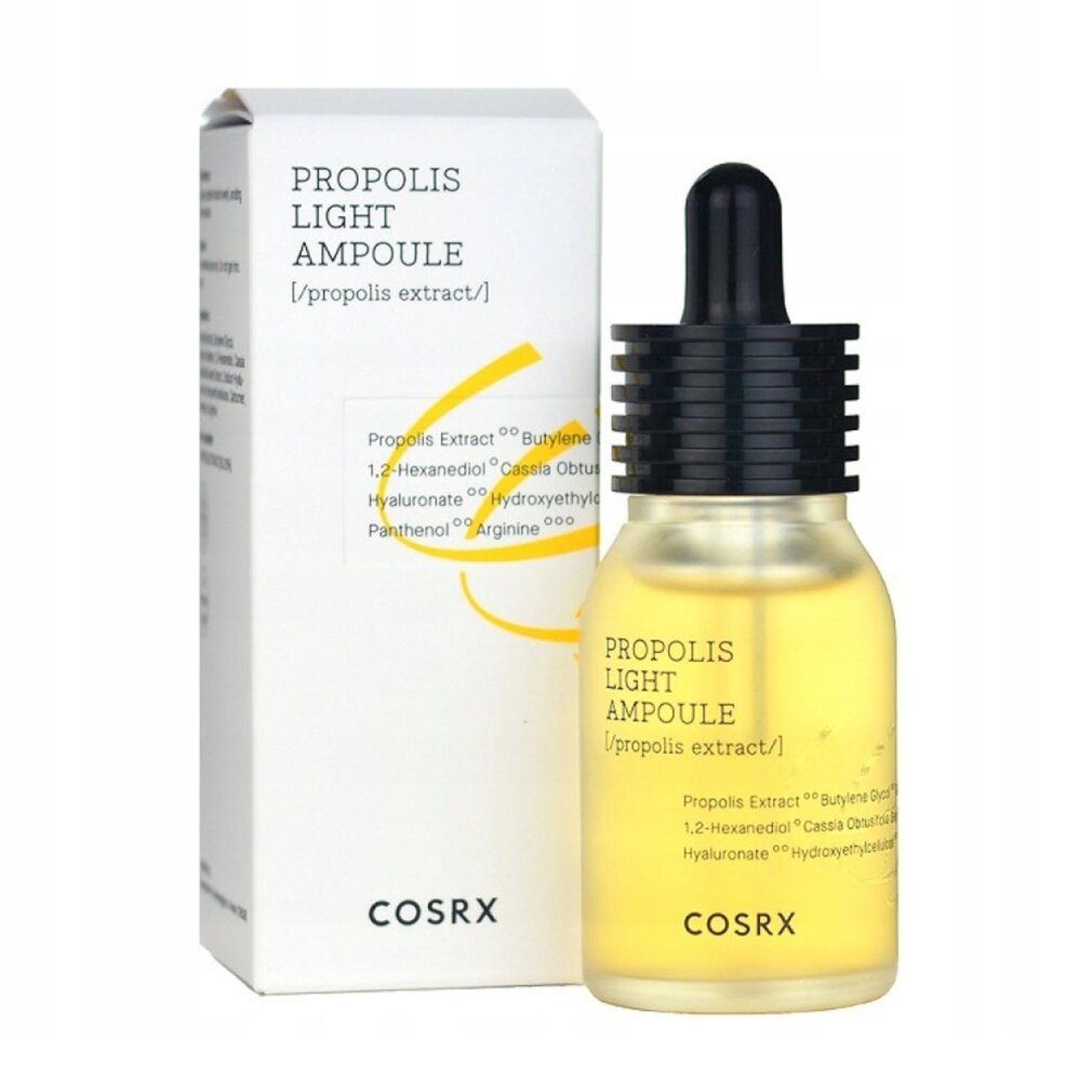 Produkt und Verpackung. Flasche mit schwarzem Deckel und Karton. Beschriftung: Propolis Light Ampulle. Marke: COSRX.
