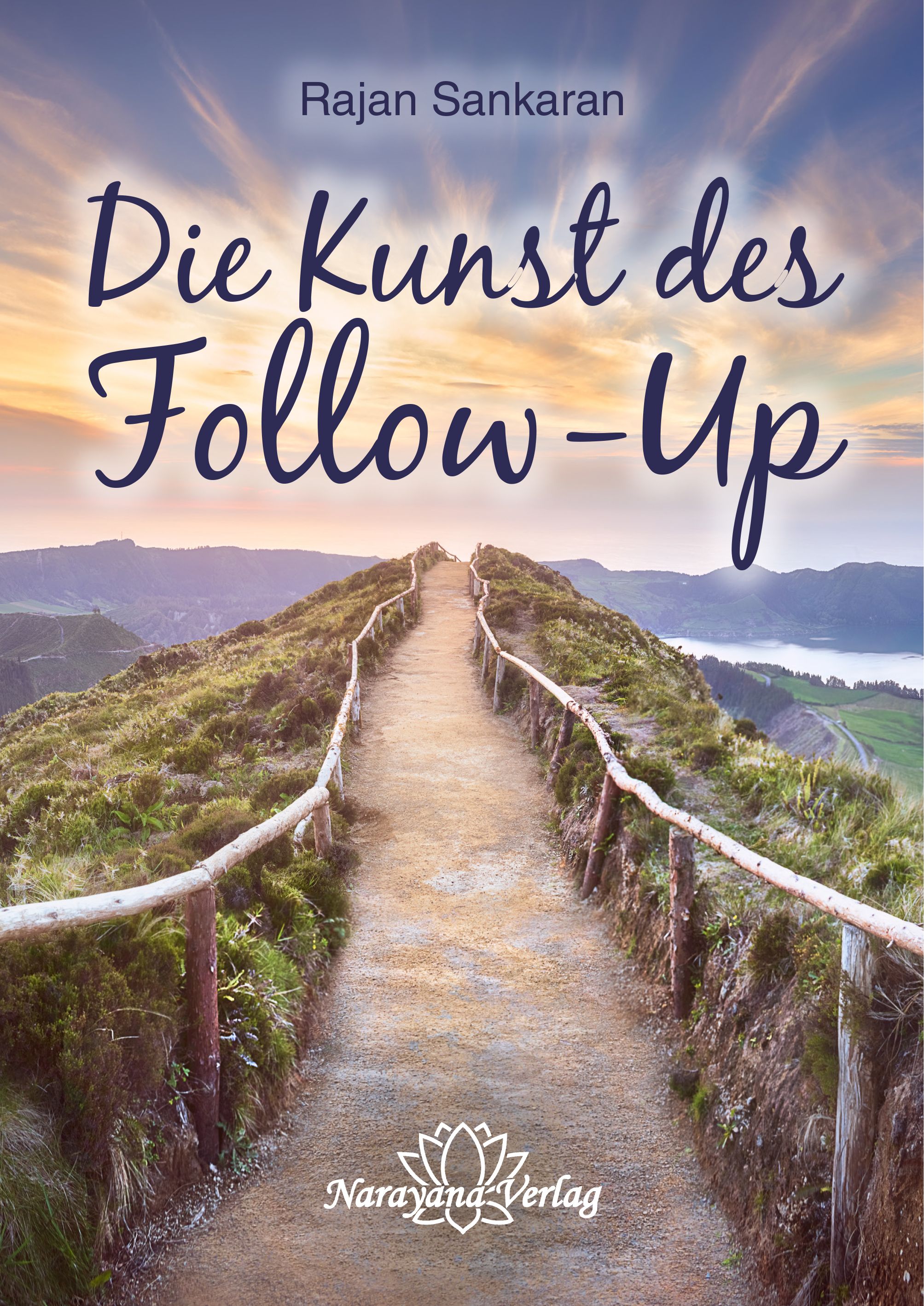Buchcover: „Die Kunst des Follow-Up“ von Rajan Sankaran. Weg auf Bergkamm, Himmel mit Sonnenuntergang. Verlag: Narayana Verlag.