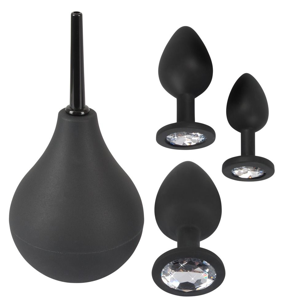 Set aus drei schwarzen Anal-Plugs mit Kristall-Akzenten und einem schwarzen Irrigator. Alle aus Silikon.