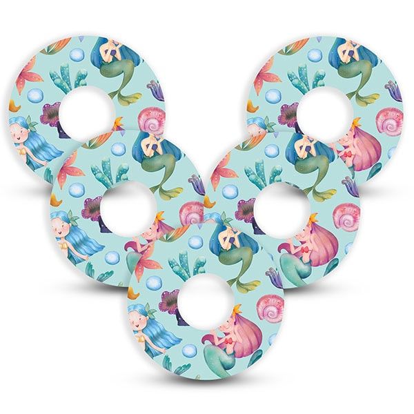 Mehrere runde Pflaster mit Meerjungfrauen-Design. Hellblauer Hintergrund mit Meerjungfrauen, Muscheln und Seesternen.