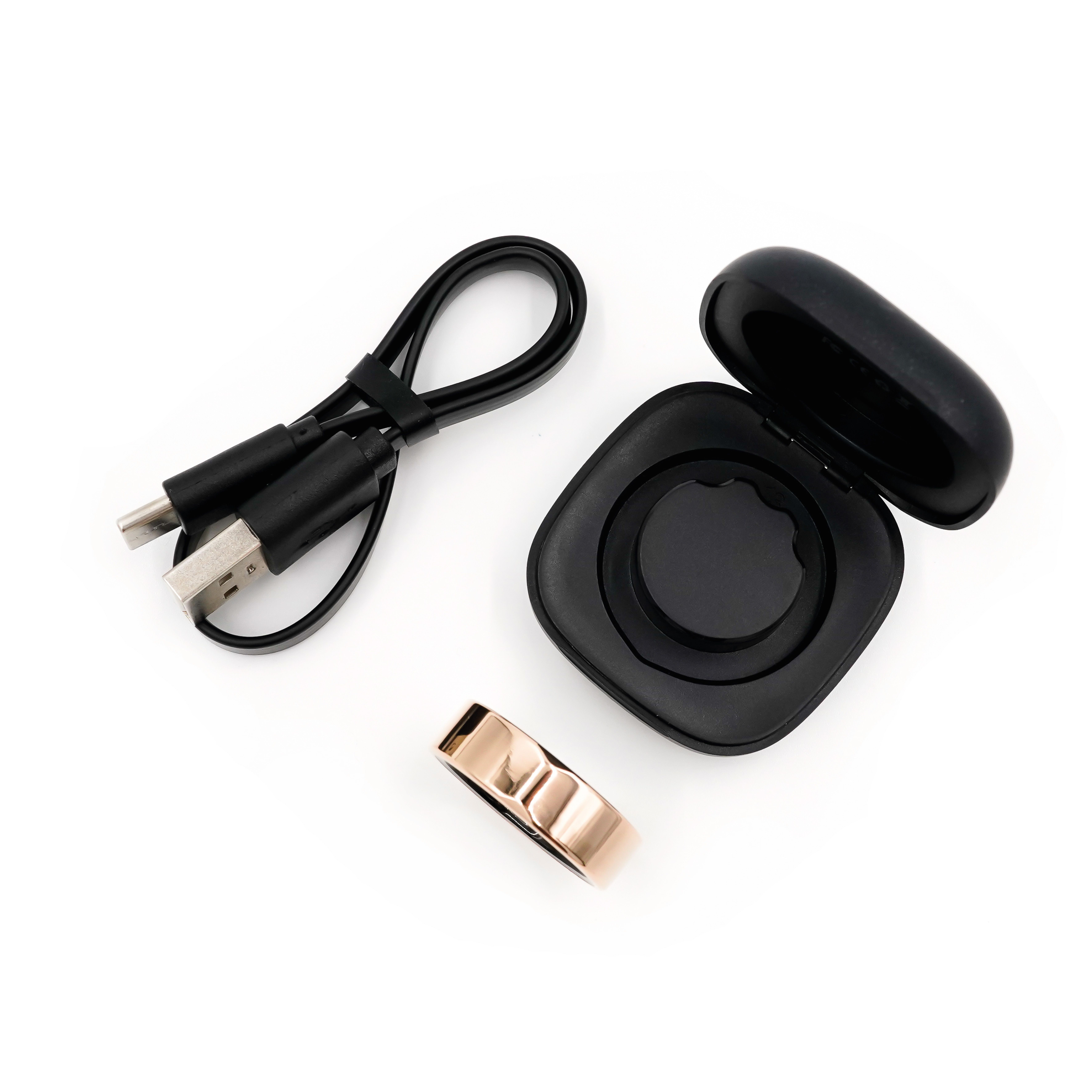 Ring, Ladecase und Ladekabel. Ring goldfarben. Case und Kabel schwarz.
