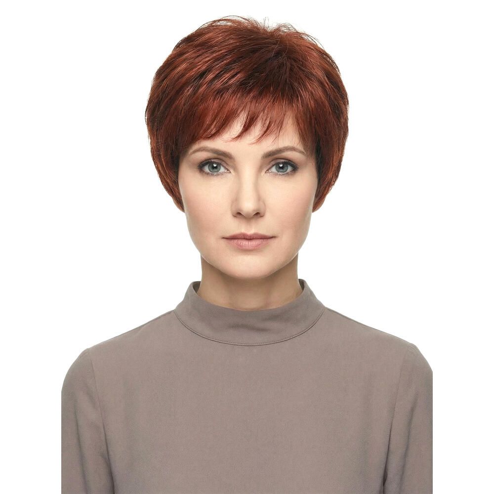 Kurzhaarperücke in Rotbraun, Frontansicht. Die Perücke bedeckt den Kopf. Die Frau trägt ein braunes Oberteil.