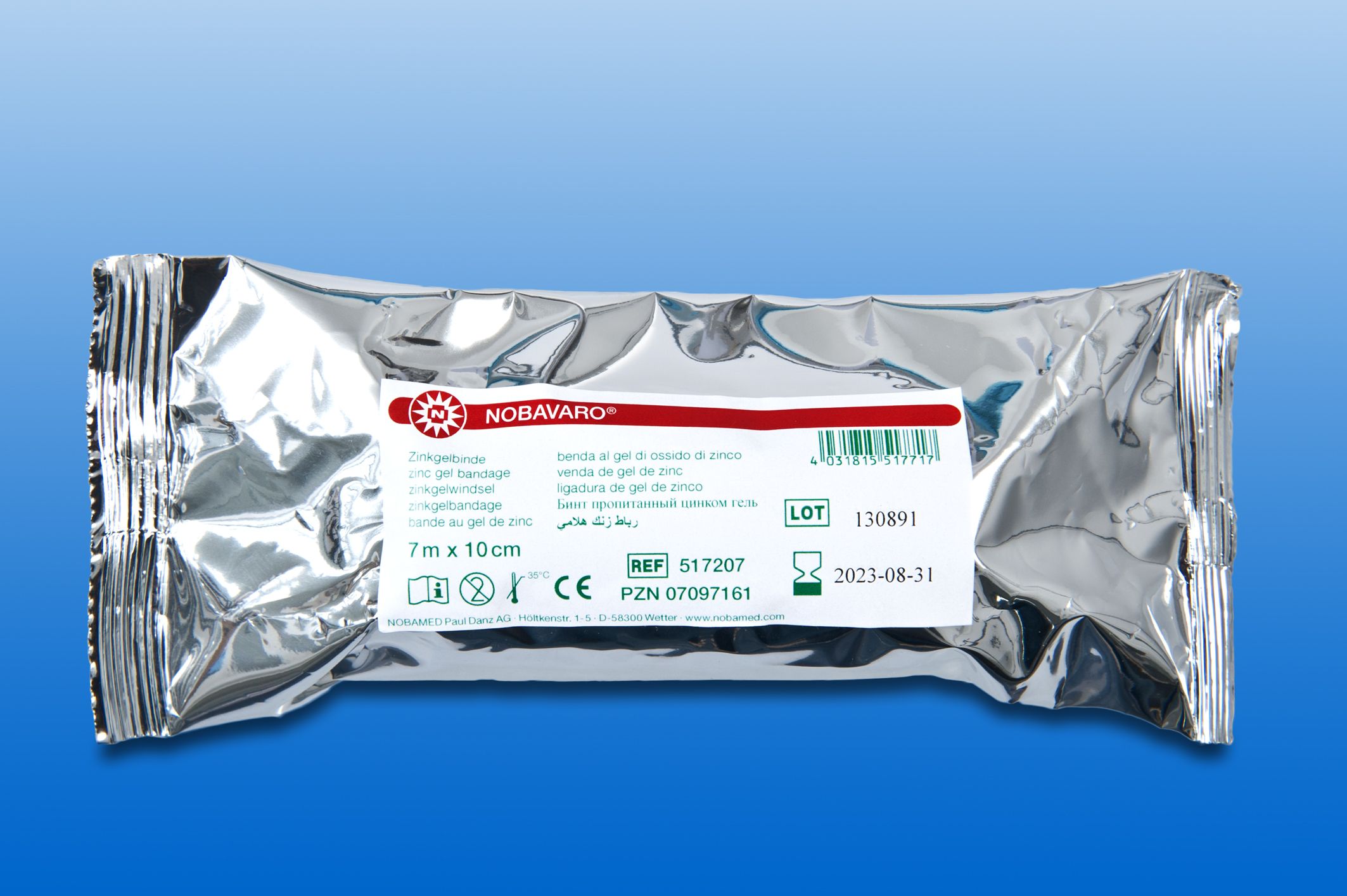 Verpackung mit Produkt. Silberfarbene Folie mit Etikett. Aufschrift NOBAVARO, 7m x 10cm. Haltbarkeitsdatum 2023-08-31.