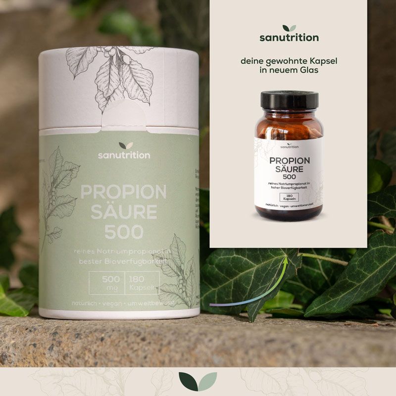 Zylindrische Dose und Glasflasche mit Etikett. Aufschrift: Propionsäure 500. Marke: sanutrition. Blätter-Dekor.
