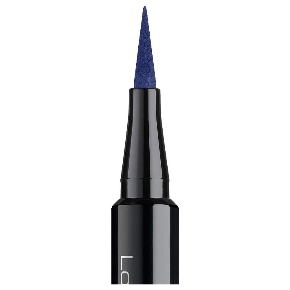 Schwarzer Eyeliner-Stift mit blauer Spitze. Detailaufnahme. Der Stift hat eine schwarze Kappe.