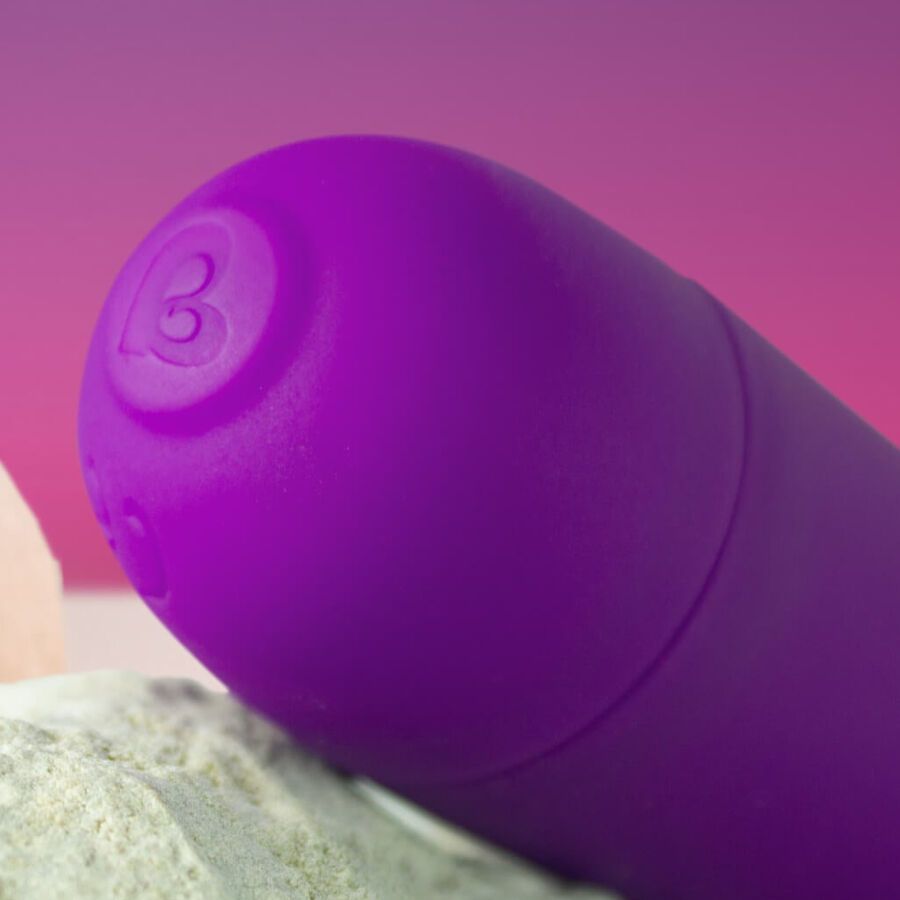 Nahaufnahme eines lila Vibrators. Oberseite mit Logo. Glatte Oberfläche.