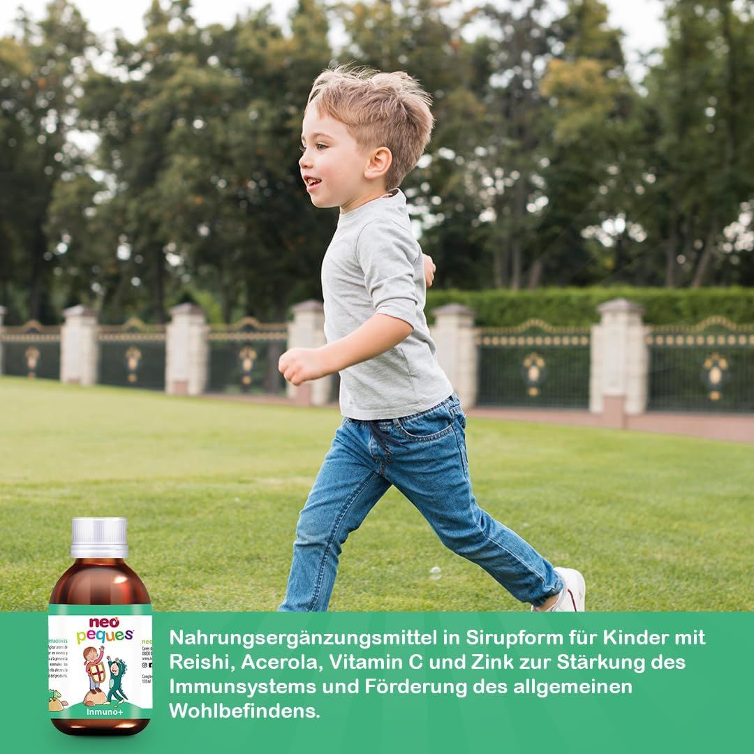 Ein Kind rennt im Park. Neo Peques Inmuno+ Sirup-Flasche. Nahrungsergänzungsmittel für Kinder mit Reishi, Acerola, Vitamin C und Zink.