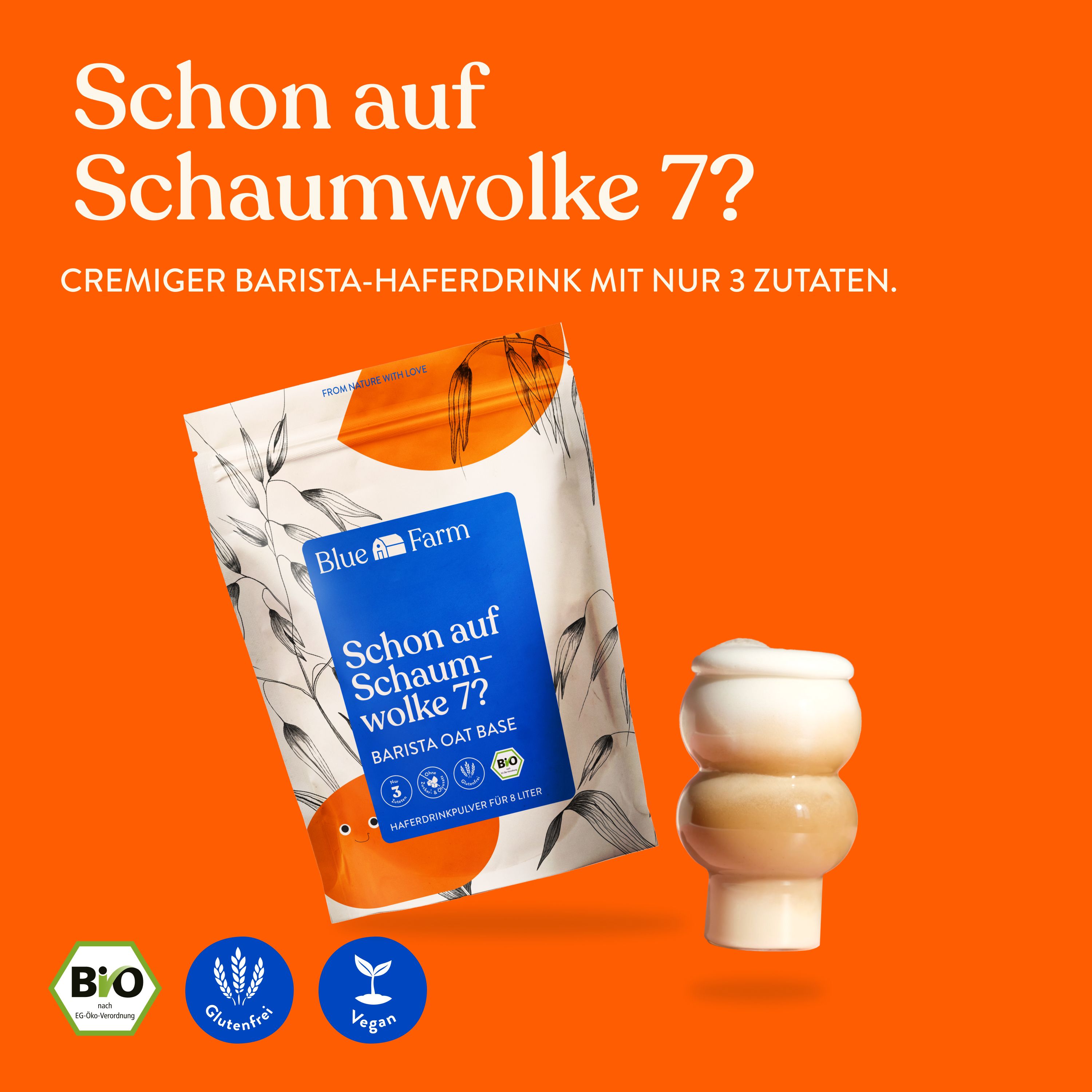 Produktverpackung und Schaum. Blue Farm Barista Oat Base (bio). Aufschrift: Schon auf Schaumwolke 7? Mit Bio-, Glutenfrei- und Vegan-Siegel.