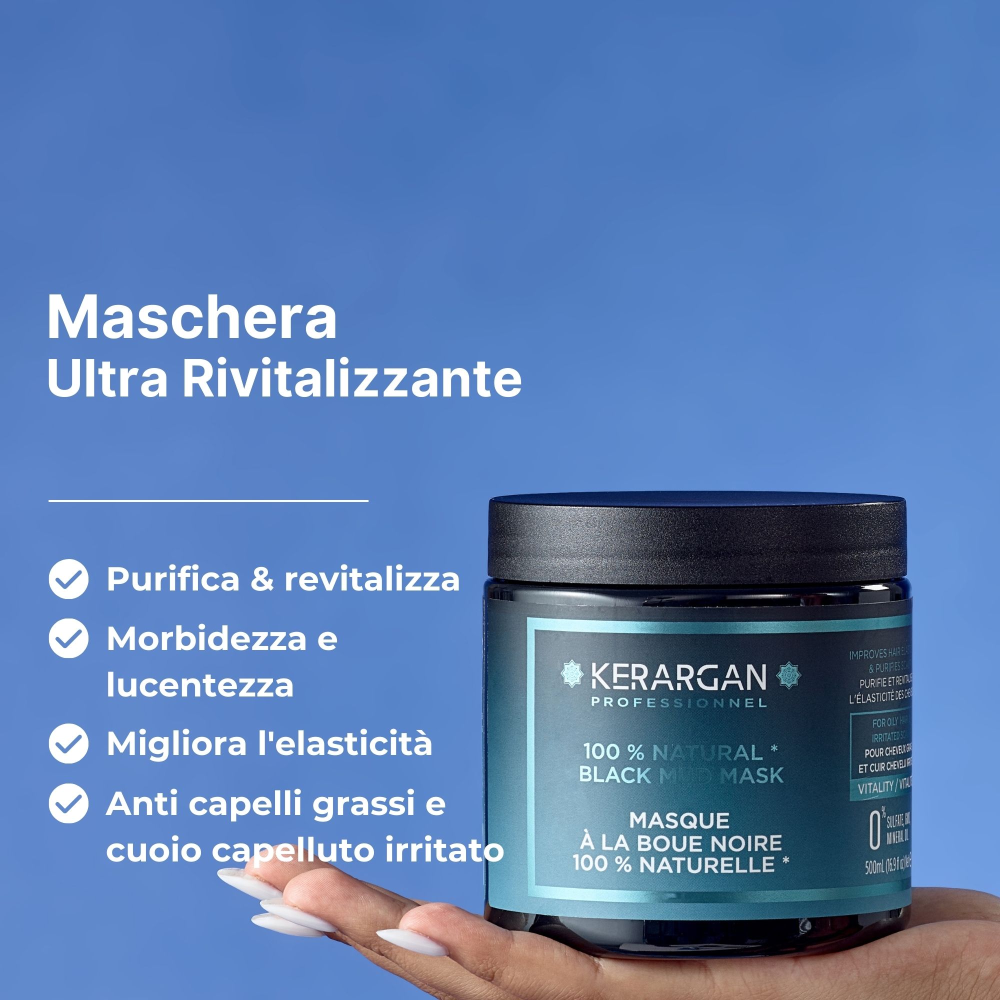Mano che tiene un vasetto di maschera. Testo: Kerargan, 100% Natural Black Mud Mask. Purifica, rivitalizza, morbidezza, lucentezza, elasticità.