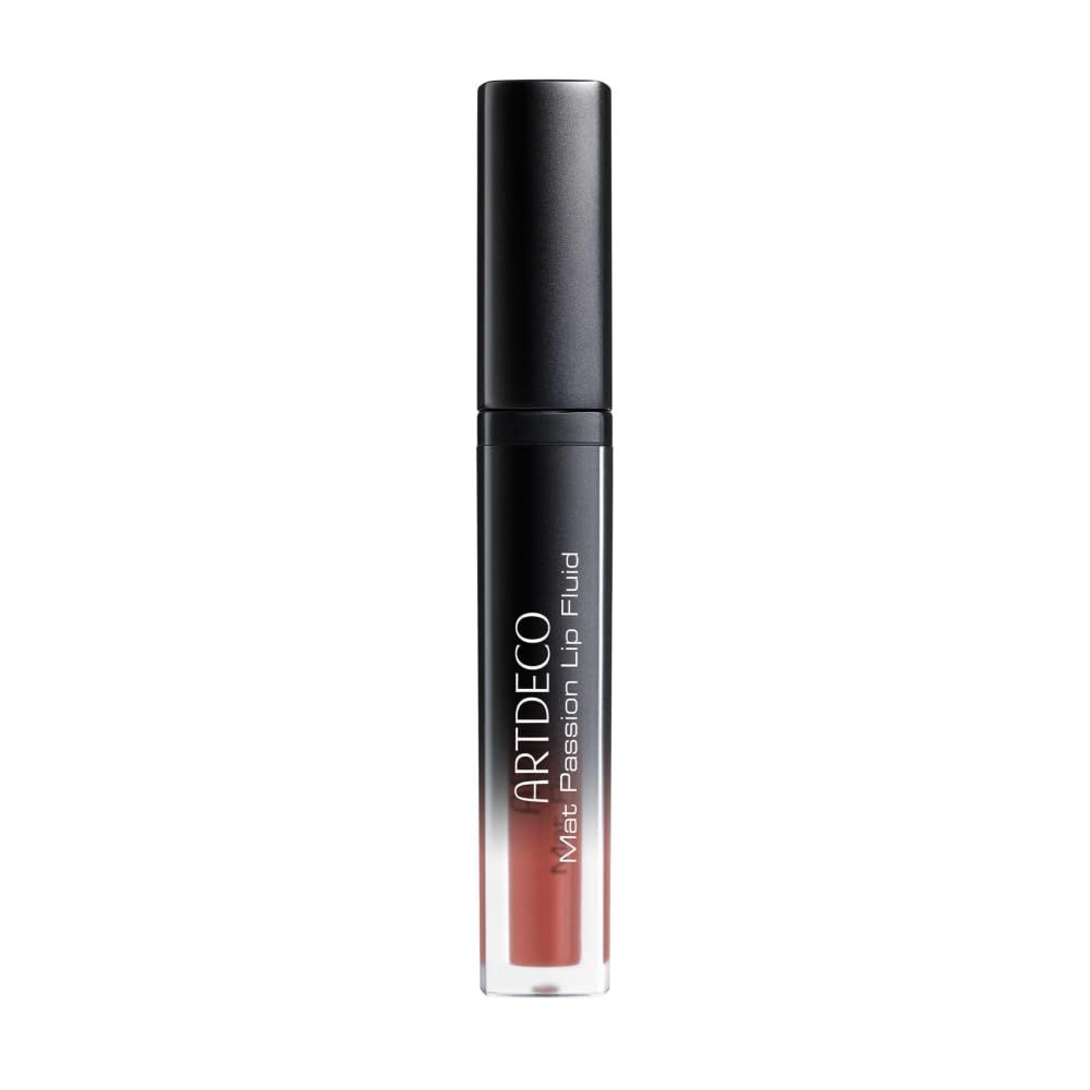 Artdeco Mat Passion Lip Fluid. Schwarze Hülle mit Produktnamen. Farbton sichtbar. Deckel geschlossen.