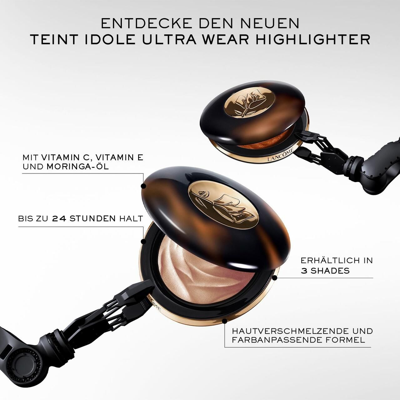 Zwei Highlighter-Kompaktpuder, geöffnet. Text: ENTDECKE DEN NEUEN TEINT IDOLE ULTRA WEAR HIGHLIGHTER. Erhältlich in 3 Shades.