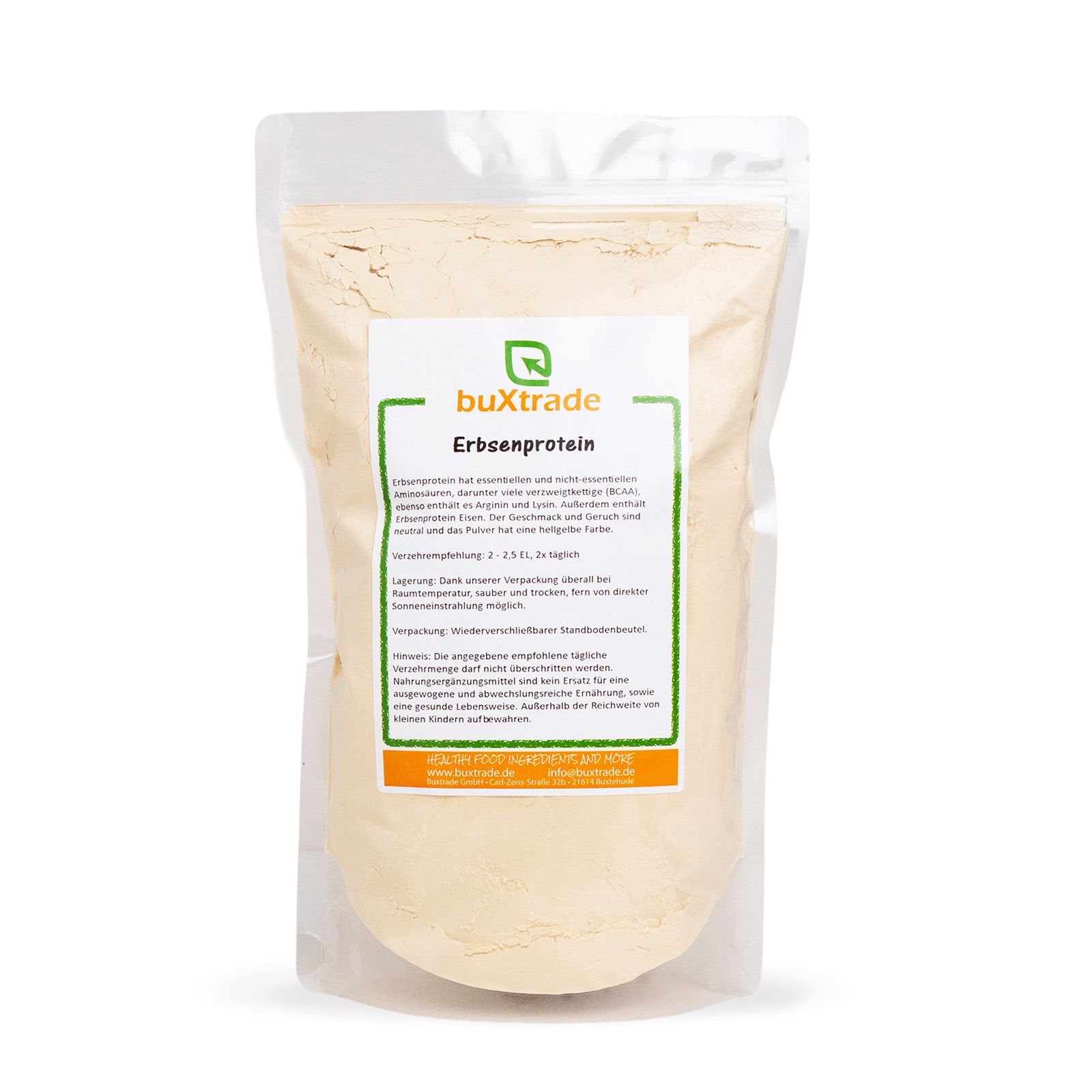 Transparente Verpackung mit beigem Erbsenprotein-Pulver. Etikett mit Produktinformationen.