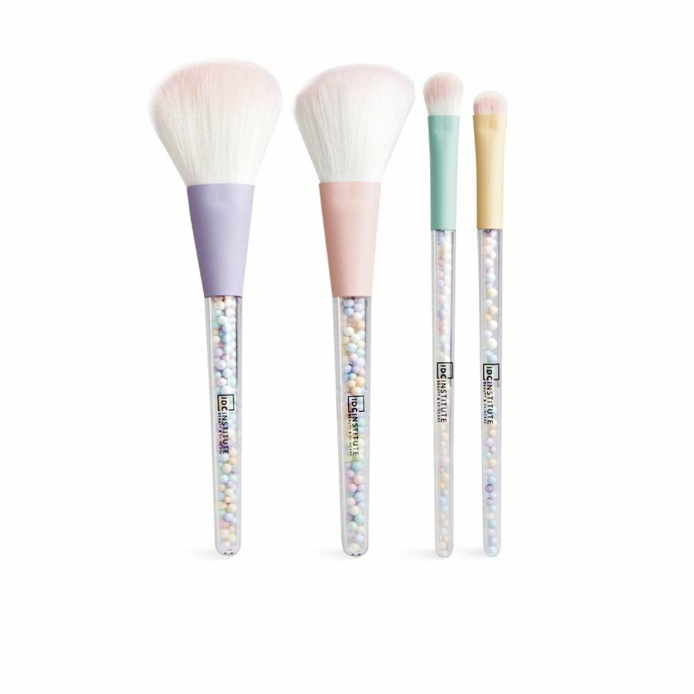 Vier Make-up-Pinsel mit pastellfarbenen Griffen und transparenten Stielen mit bunten Kügelchen. Die Pinselköpfe sind weiß.