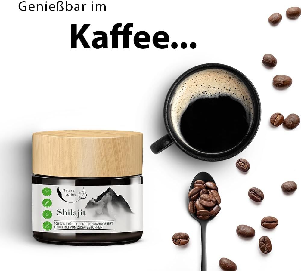 Glas mit Shilajit, Holzdeckel, neben Tasse Kaffee und Kaffeebohnen. Löffel mit Kaffeebohnen. Text: Genießbar im Kaffee...