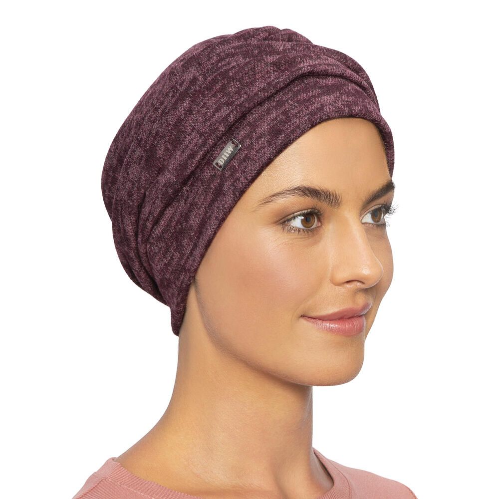 Burgundviolett Turban. Frau trägt den Stoffturban. Seitenansicht. Der Turban bedeckt den Kopf. Kleines Logo.