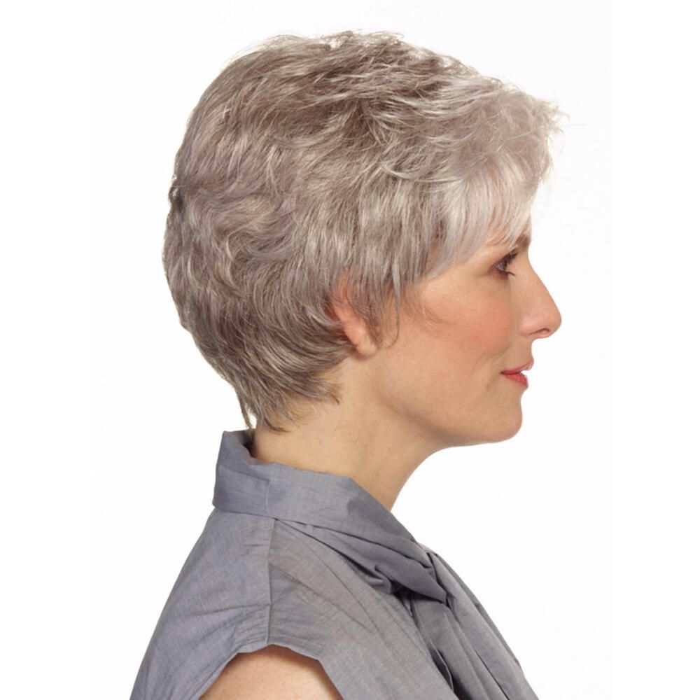 Kurzhaarperücke, graues Haar. Seitenansicht einer Frau mit grauem Oberteil.