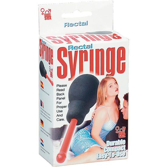 Verpackung mit Produktabbildung und Frau. Aufschrift: Rectal Syringe. Text: Durable Compact Easy-To-Use. Unisex-Symbol.