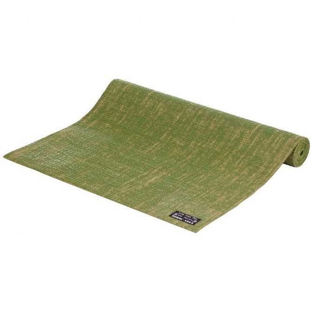Olivgrüne Yogamatte aus Jute, teilweise gerollt. Rechteckige Form mit Textiletikett. Texturierte Oberfläche.