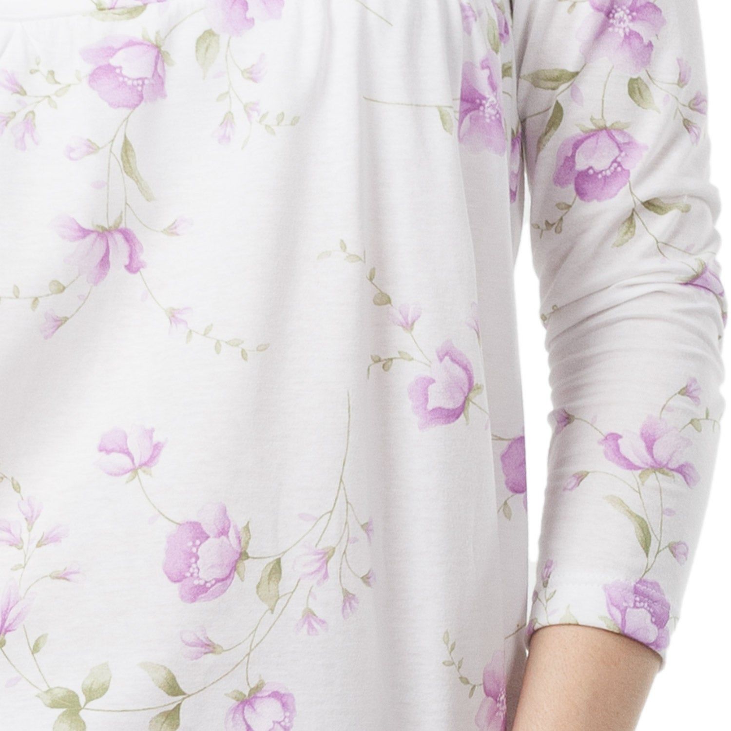 Nahaufnahme des Oberteils eines Schlafanzugs mit Blumenmuster. Langarm.