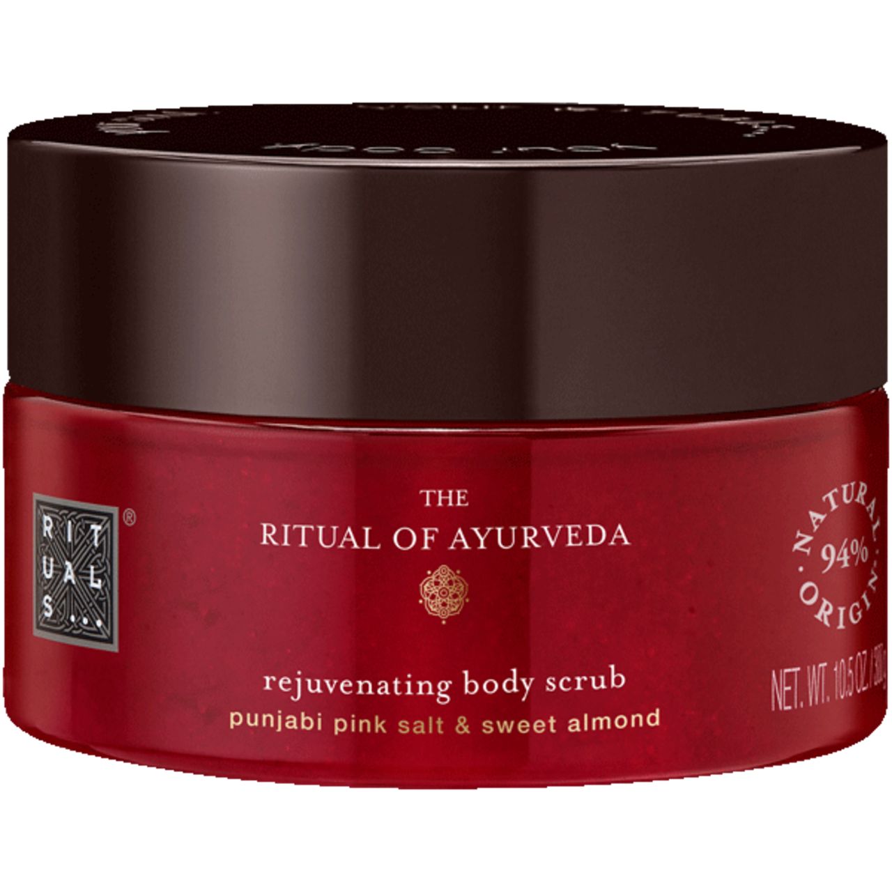 Roter Tiegel mit braunem Deckel. Aufschrift: The Ritual of Ayurveda, Rejuvenating body scrub. Inhaltsstoffe: Punjabi pink salt & sweet almond.