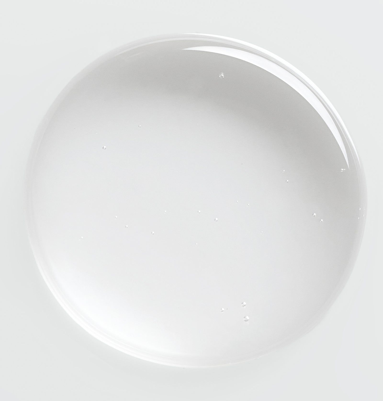 Klare Flüssigkeit in Tropfenform. Auf hellem Hintergrund. Glänzende Oberfläche.