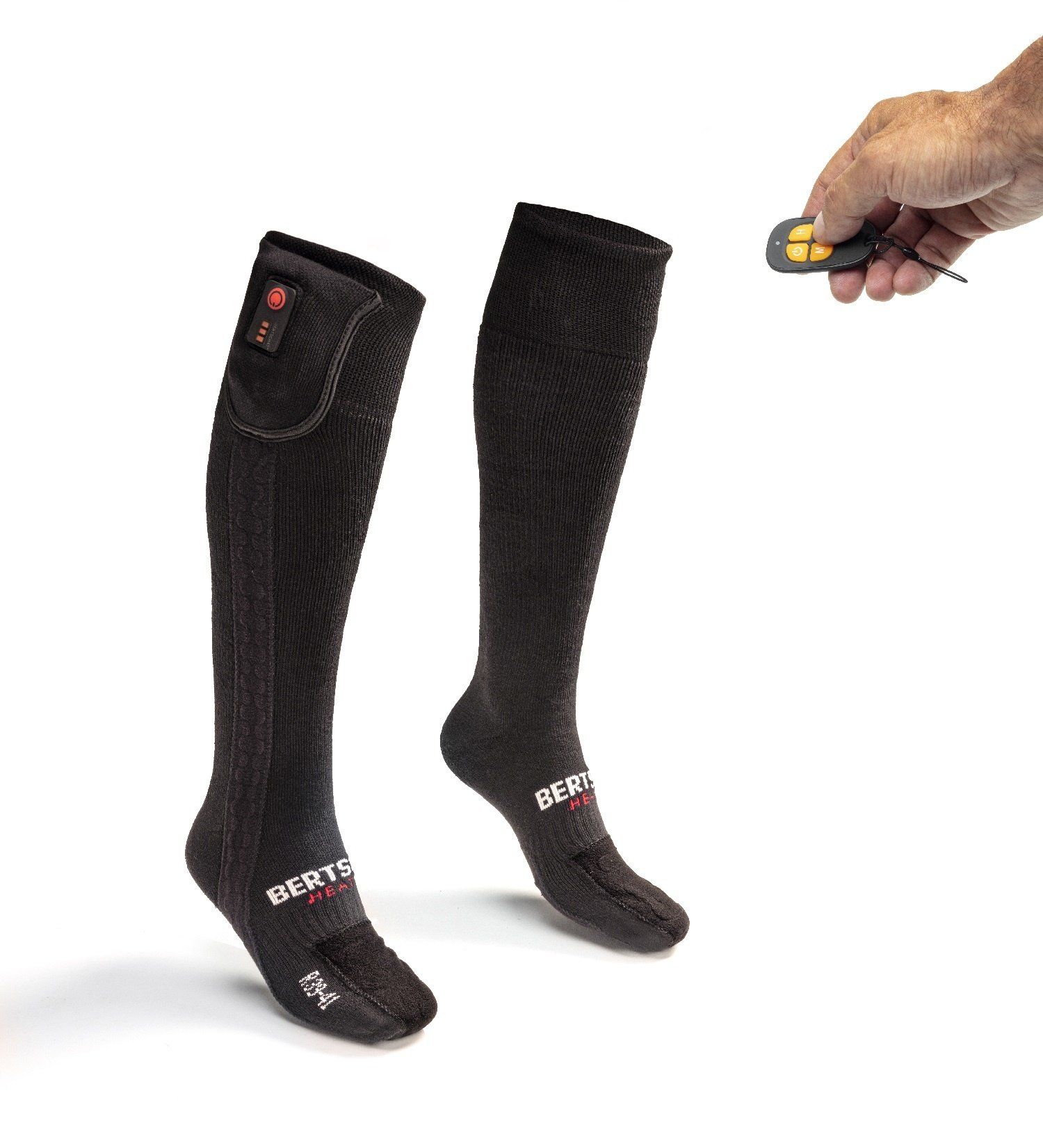 Zwei schwarze BERTSCHAT® beheizbare Socken mit Fernbedienung. Eine Socke hat ein Bedienfeld.