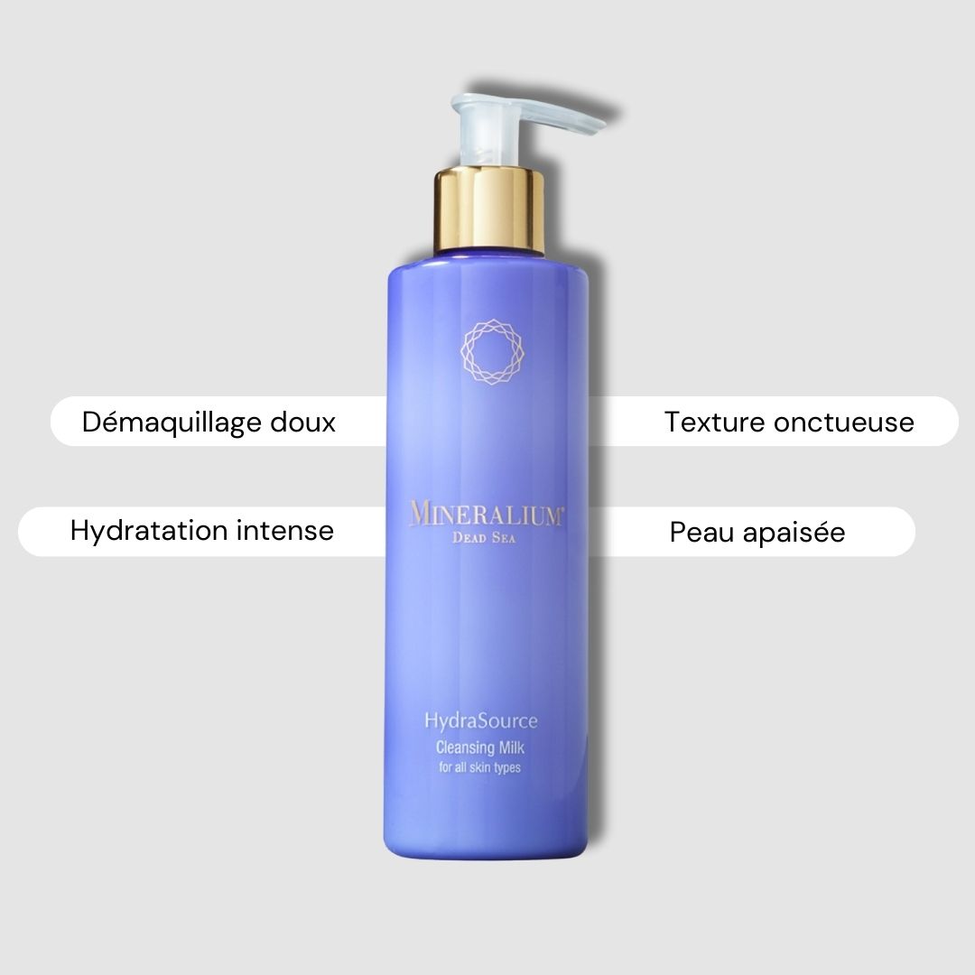 Flacon bleu de lait nettoyant. Texte : Mineralium, HydraSource Cleansing Milk. Avantages : démaquillage doux, texture onctueuse.