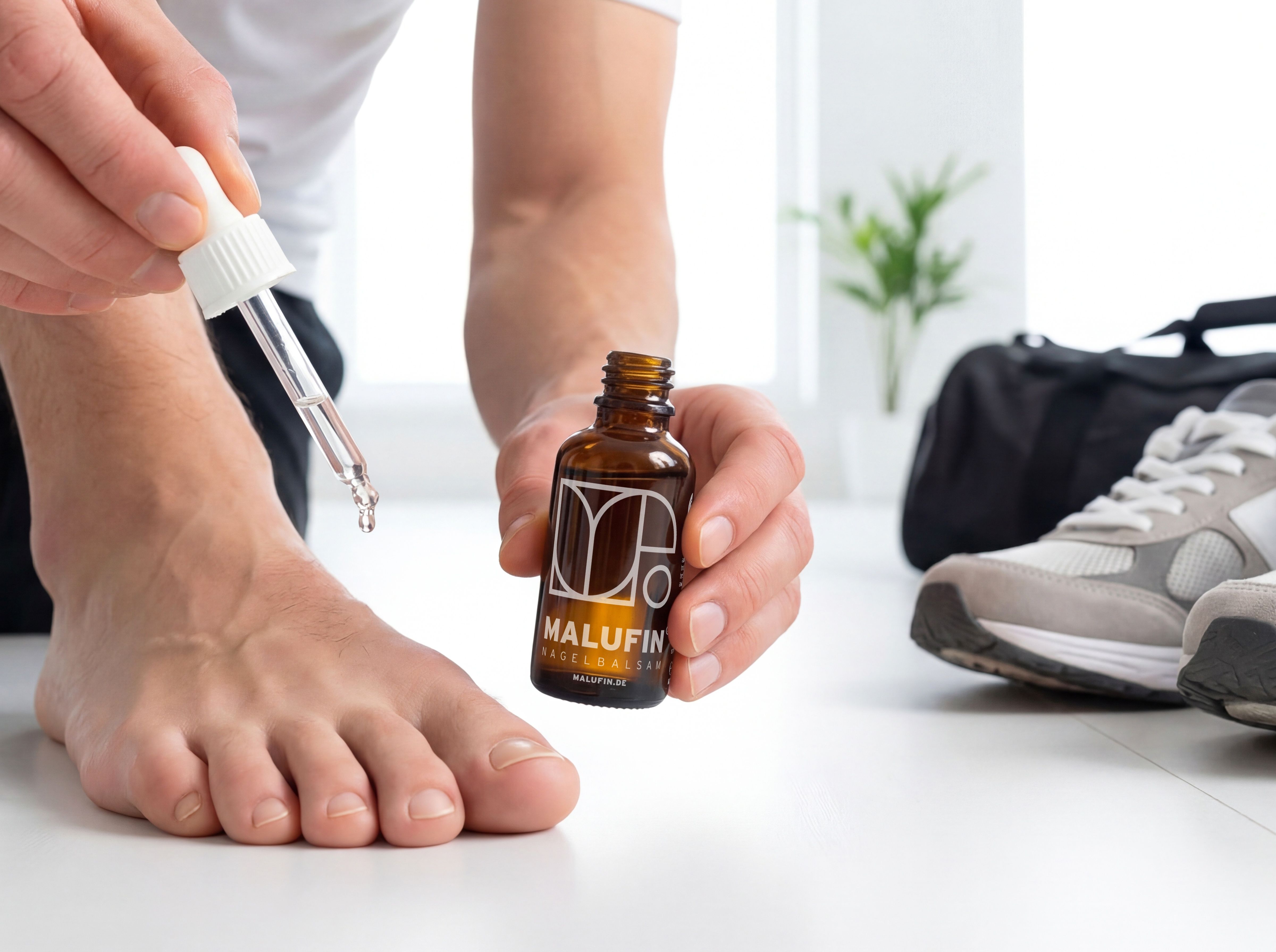 Mann gibt MALUFIN Nagelbalsam mit Pipette auf Zehen. Sporttasche und Schuhe im Hintergrund.