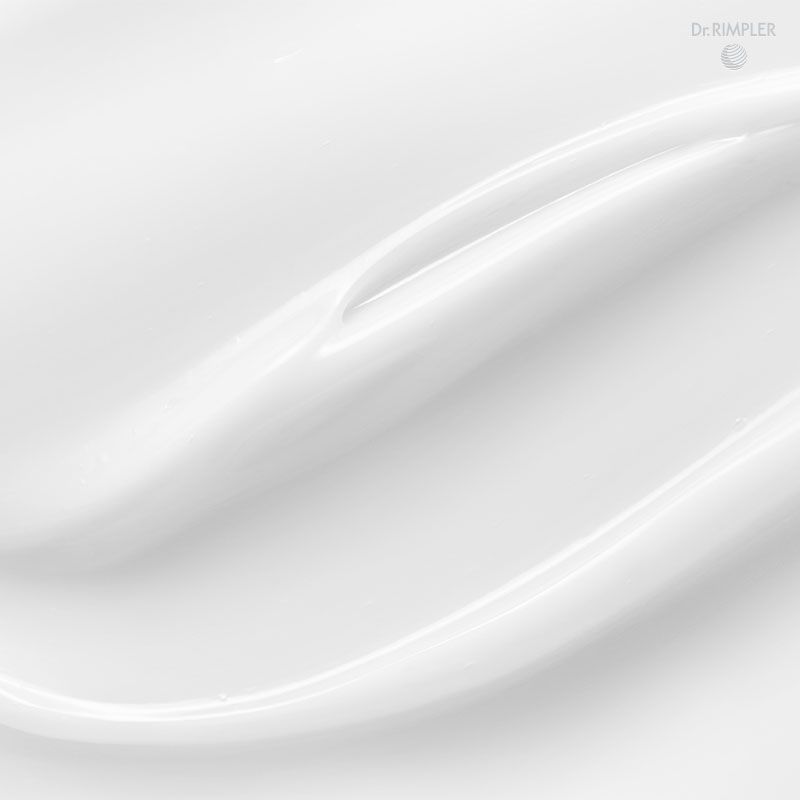 Nahaufnahme von weißer Creme. Glatte Textur, wellenförmige Bewegung. Dr. Rimpler Logo oben rechts.