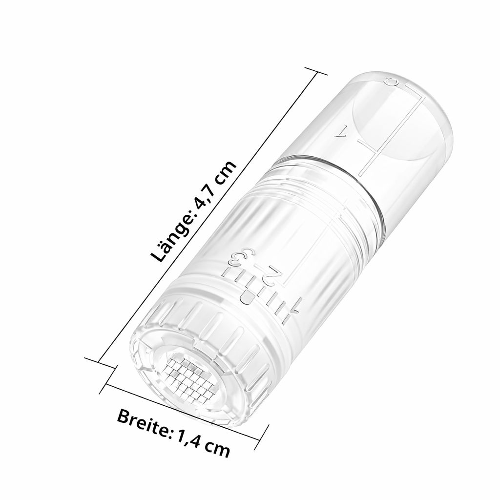Nahaufnahme einer Microneedling-Nadel. Maße: 4,7 cm Länge, 1,4 cm Breite. Transparenter Kunststoff.