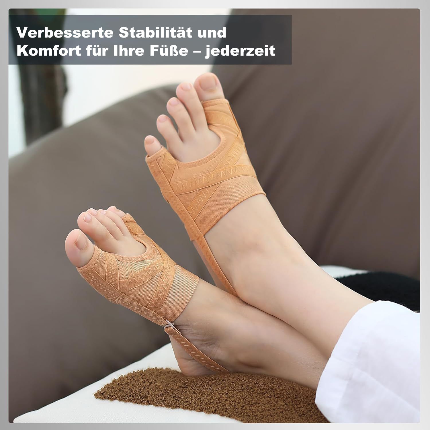 Zwei Füße mit beige Hallux Valgus Korrektoren. Text: Verbesserte Stabilität und Komfort für Ihre Füße - jederzeit.