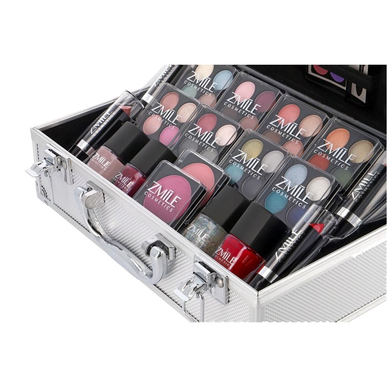 Kosmetik-Koffer, geöffnet. Enthält Make-up-Produkte: Lidschatten, Nagellacke, Lippenstifte. ZMILE Cosmetics. Silberfarben.