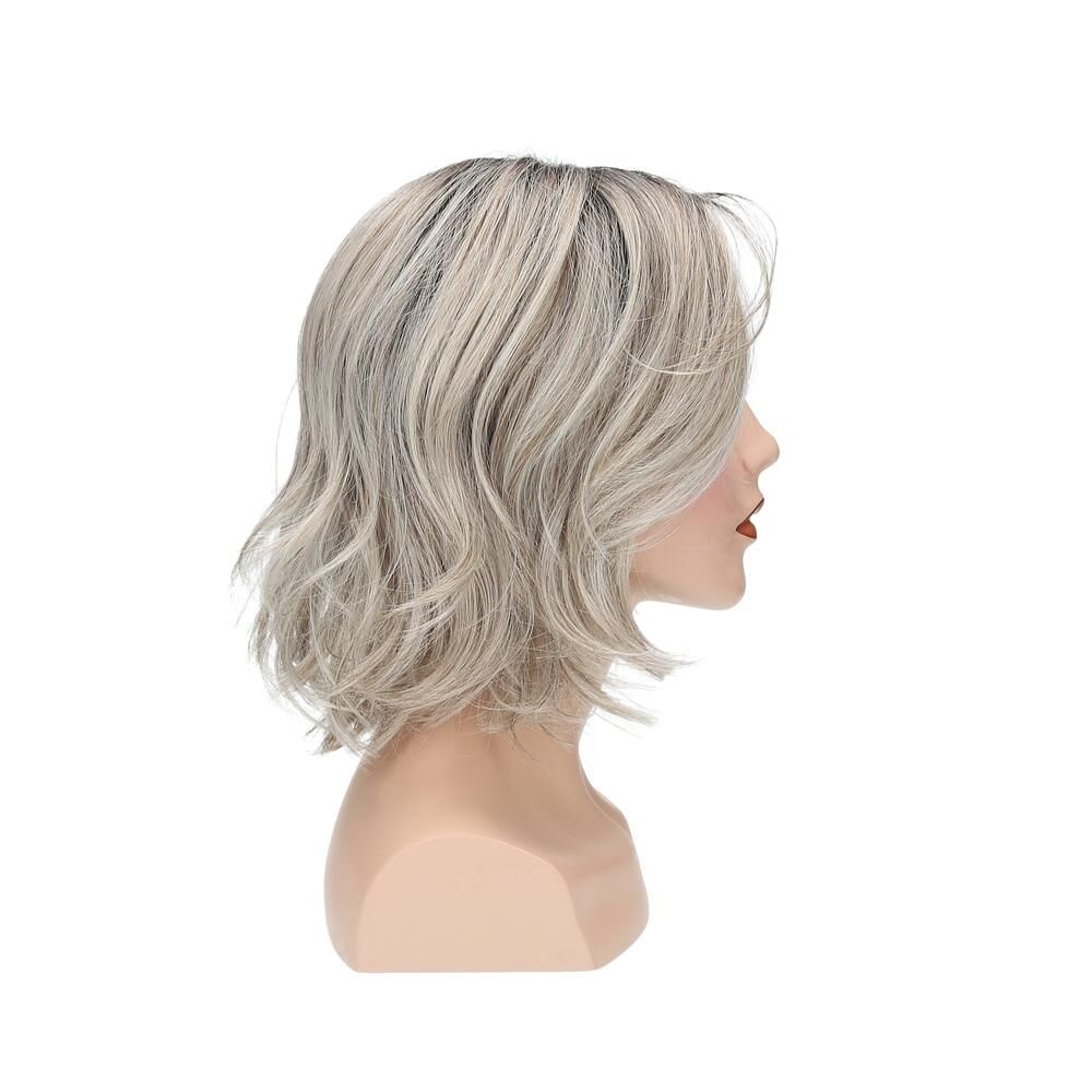 Perücke Lilie von trendhair. Blonde, gewellte Kunsthaarperücke auf einem Schaufensterkopf. Seitenansicht.