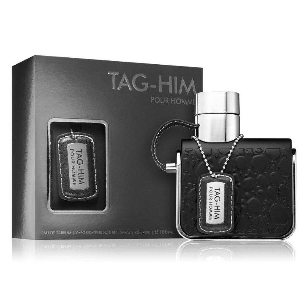 Schwarzer Flakon mit silberner Kappe und Anhänger. Verpackung mit Produktnamen. "TAG-HIM POUR HOMME" steht auf dem Etikett.
