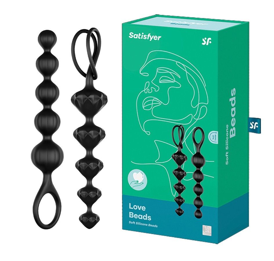 Zwei schwarze Perlen-Produkte neben einer grünen Verpackung. Auf der Verpackung steht "Satisfyer" und "Love Beads".